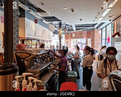 Exeter, Großbritannien – 2021. August: Ein Barista bereitet einem Gast in einer der Pret A Manger Niederlassungen in Großbritannien ein heißes Getränk zu Stockfoto