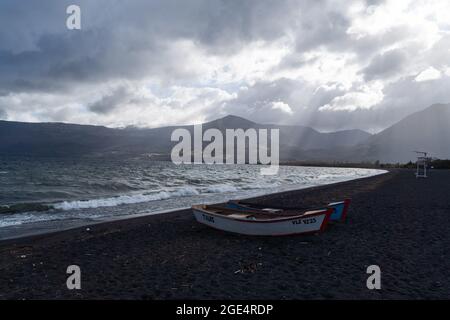 Pucon, Araukanien, Chile. August 2021. Am Montagmorgen vor dem Sturm werden kleine Boote am Ufer des Lago Villarrica in Pucon, Südchile, gelagert. Für diese Woche wird von der Hauptstadt Santiago im Süden schlechtes Wetter erwartet, bei dem es der wichtigste Regen des Jahres für die südzentrale Zone Chiles sein könnte. (Bild: © Matias Basualdo/ZUMA Press Wire) Bild: ZUMA Press, Inc./Alamy Live News Stockfoto
