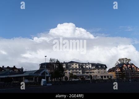 Pucon, Araukanien, Chile. August 2021. Am Montagmorgen, vor dem Sturm, beginnen Wolken den Himmel von Pucon im Süden Chiles zu bedecken. Für diese Woche wird von der Hauptstadt Santiago im Süden schlechtes Wetter erwartet, bei dem es der wichtigste Regen des Jahres für die südzentrale Zone Chiles sein könnte. (Bild: © Matias Basualdo/ZUMA Press Wire) Bild: ZUMA Press, Inc./Alamy Live News Stockfoto