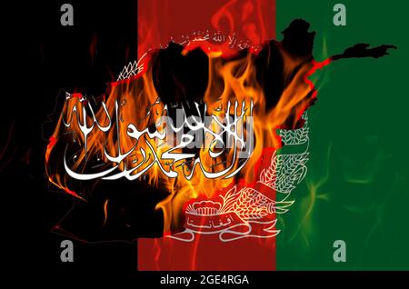 Afghanistan-Flagge, Taliban-Abzeichen und Länderkarte mit brennendem Feuer Hintergrund. Afghanistan-Problemkonzept. Stockfoto