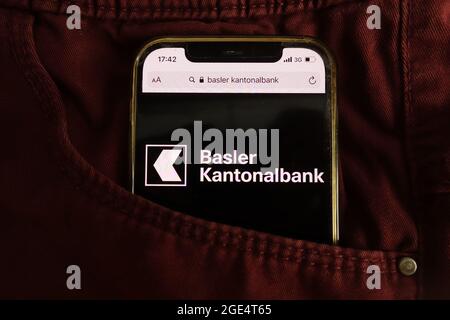 KONSKIE, POLEN - 04. August 2021: Basler Kantonalbank-Logo auf dem Mobiltelefon Stockfoto