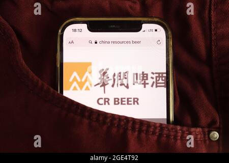 KONSKIE, POLEN - 04. August 2021: China Resources Beer Logo auf dem Mobiltelefon angezeigt Stockfoto