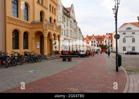 Wismar, Deutschland - 12. Juli 2021: Die Straßen des alten Wismar Stockfoto