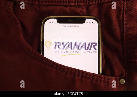 KONSKIE, POLEN - 04. August 2021: Ryanair DAC-Logo auf dem Mobiltelefon Stockfoto