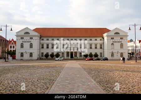 Wismar, Deutschland - 12. Juli 2021: Markt und Rathaus in Wismar, Deutschland Stockfoto