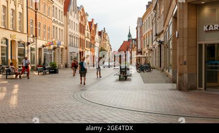 Wismar, Deutschland - 12. Juli 2021: Die Straßen des alten Wismar Stockfoto