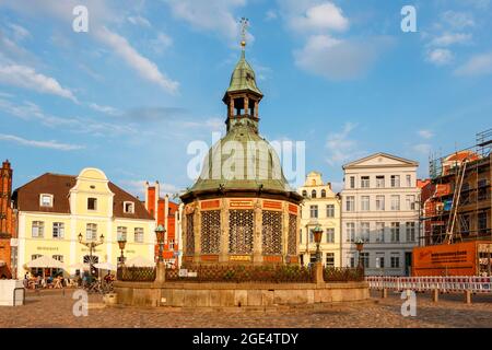 Wismar, Deutschland - 12. Juli 2021: Die Straßen des alten Wismar Stockfoto