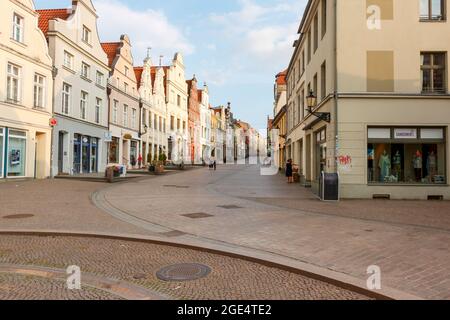 Wismar, Deutschland - 12. Juli 2021: Die Straßen des alten Wismar Stockfoto