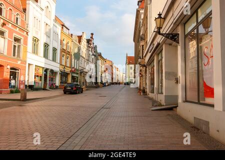 Wismar, Deutschland - 12. Juli 2021: Die Straßen des alten Wismar Stockfoto