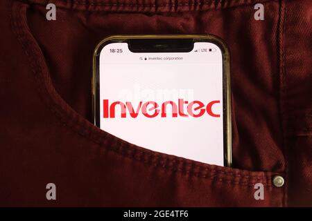 KONSKIE, POLEN - 04. August 2021: Logo der Inventec Corporation auf dem Mobiltelefon Stockfoto