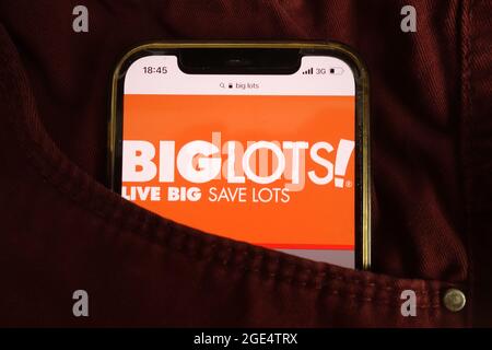 KONSKIE, POLEN - 04. August 2021: Das Logo von Big Lots Inc wird auf dem Mobiltelefon angezeigt Stockfoto