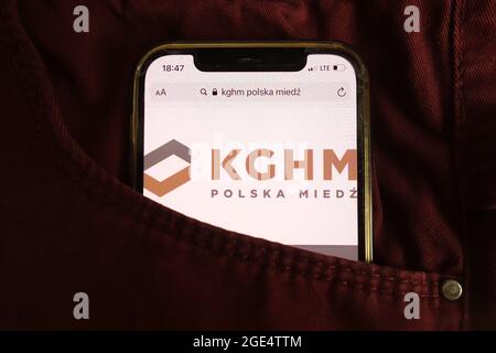 KONSKIE, POLEN - 04. August 2021: Das KGHM Polska Miedz SA-Logo wird auf dem Mobiltelefon angezeigt Stockfoto