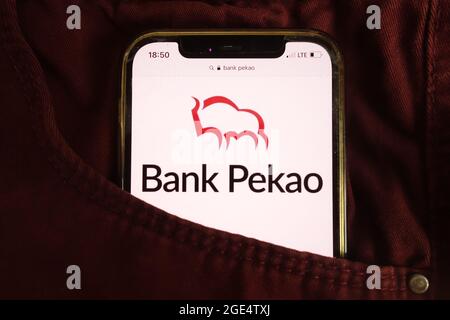 KONSKIE, POLEN - 04. August 2021: Das Bank Pekao SA-Logo wird auf dem Mobiltelefon angezeigt Stockfoto