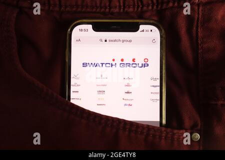 KONSKIE, POLEN - 04. August 2021: Das Logo der Swatch Group Ltd wird auf dem Mobiltelefon angezeigt Stockfoto