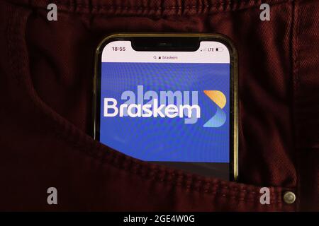 KONSKIE, POLEN - 04. August 2021: Firmenlogo von Braskem wird auf dem Mobiltelefon angezeigt Stockfoto