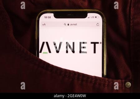 KONSKIE, POLEN – 04. August 2021: Avnet Inc-Logo auf dem Mobiltelefon Stockfoto