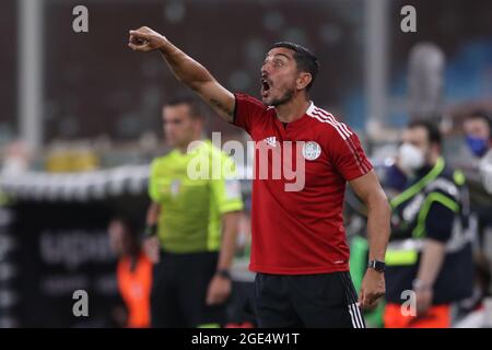 Genua, Italien, 16. August 2021. Moreno Longo Cheftrainer von US Alessandria reagiert während des Coppa Italia-Spiels bei Luigi Ferraris, Genua. Bildnachweis sollte lauten: Jonathan Moscrop / Sportimage Kredit: Sportimage/Alamy Live Nachrichten Kredit: Sportimage/Alamy Live Nachrichten Stockfoto