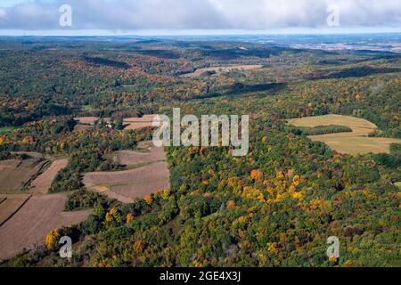 Bild von einem Flug über Sauk County, Wisconsin und die Baraboo Hills an einem wunderschönen Herbsttag. Stockfoto