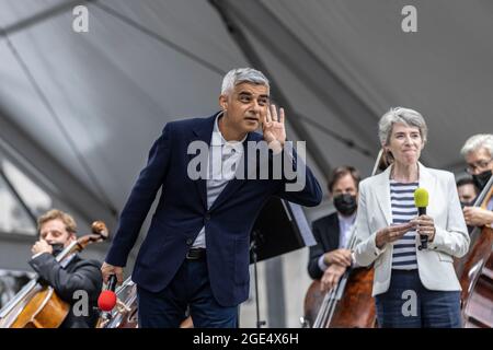 Sadiq Khan, Bürgermeister von London, stellt das London Symphony Orchestra - BMW Classics Outdoor-Konzert am Trafalgar Square, London, Großbritannien vor Stockfoto