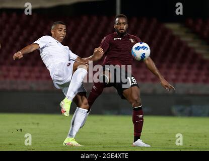 Arechi Stadium, Salerno, Italien. August 2021. Coppa Italia Football, Salernitana gegen Reggina; Lassana Coulibaly von Salernitana schirmt den Ball Kredit: Action Plus Sports/Alamy Live News Stockfoto