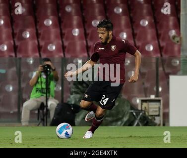 Arechi Stadium, Salerno, Italien. August 2021. Coppa Italia Football, Salernitana gegen Reggina; Wajdi Kechrida von Salernitana spielt den Ball nach vorne Kredit: Action Plus Sports/Alamy Live News Stockfoto