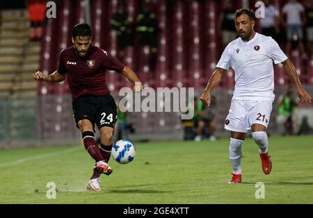 Arechi Stadium, Salerno, Italien. August 2021. Coppa Italia Football, Salernitana gegen Reggina; Wajdi Kechrida von Salernitana wird von Laribi verfolgt Credit: Action Plus Sports/Alamy Live News Stockfoto