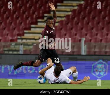 Arechi Stadium, Salerno, Italien. August 2021. Coppa Italia Football, Salernitana gegen Reggina; Obi Joel von Salernitana wird gegen die Folie vorgegangen Kredit: Action Plus Sports/Alamy Live News Stockfoto