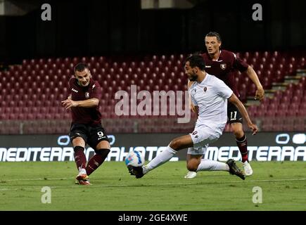 Arechi Stadium, Salerno, Italien. August 2021. Coppa Italia Football, Salernitana gegen Reggina; Federico Bonazzoli von Salernitana schießt an Stavrpoulos von Reggina vorbei Credit: Action Plus Sports/Alamy Live News Stockfoto