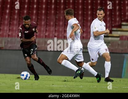 Arechi Stadium, Salerno, Italien. August 2021. Coppa Italia Football, Salernitana gegen Reggina; Obi Joel von Salernitana bricht in Angriff Credit: Action Plus Sports/Alamy Live News Stockfoto