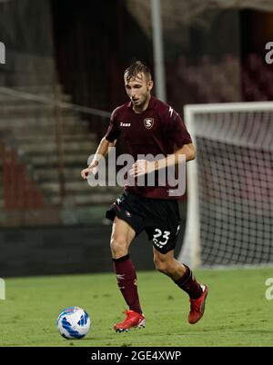 Arechi Stadium, Salerno, Italien. August 2021. Coppa Italia Football, Salernitana gegen Reggina; Norbert Gyomber von Salernitana kommt auf den Ball Kredit: Action Plus Sports/Alamy Live News Stockfoto