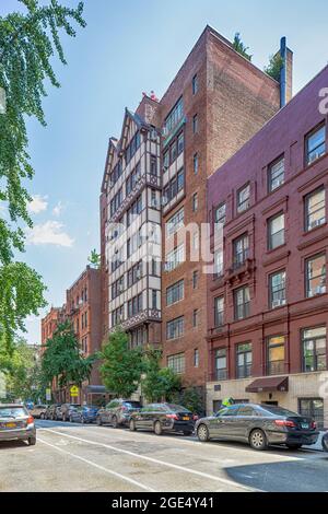 Die 210 West 78th Street wurde von Louis Allen Abramson im neo-Tudor-Stil mit Fachwerk entworfen. Stockfoto