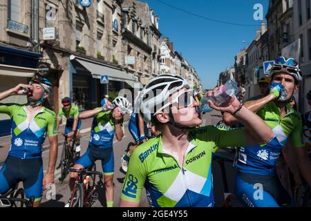 Soissons, Frankreich. August 2021. Das slowenische Team nimmt Wasser nach der ersten Etappe der Tour de l'Avenir 2021, die 161 zwischen Charleville-Mezieres und Soissons stattfand, 2 km.die Tour de l'Avenir ist ein Radrennen, das vom 13. Bis 22. August 2021 stattfindet und für Radfahrer unter 23 Jahren reserviert ist. Sieger der ersten Etappe ist der Norweger Soren Waerenskjold im Sprint. Er behält das gelbe Trikot des Führers, das am Tag vor dem Prolog erworben wurde. Kredit: SOPA Images Limited/Alamy Live Nachrichten Stockfoto