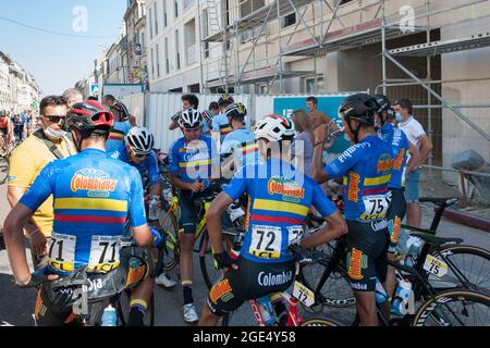 Soissons, Frankreich. August 2021. Das kolumbianische Team nach der ersten Etappe der Tour de l'Avenir 2021, die 161 zwischen Charleville-Mezieres und Soissons stattfand, 2 km.die Tour de l'Avenir ist ein Radrennen, das vom 13. Bis 22. August 2021 stattfindet und für Radfahrer unter 23 Jahren reserviert ist. Sieger der ersten Etappe ist der Norweger Soren Waerenskjold im Sprint. Er behält das gelbe Trikot des Führers, das am Tag vor dem Prolog erworben wurde. Kredit: SOPA Images Limited/Alamy Live Nachrichten Stockfoto