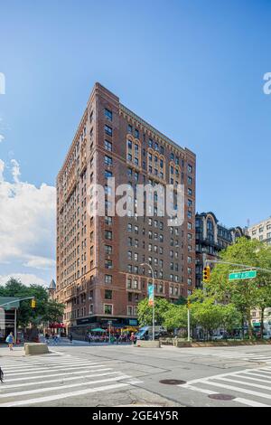 Die 235 West 76th Street, auch bekannt als Colorado, auch bekannt als Lyonhurst, ist ein neuromanisches Wahrzeichen, das für seine farbenfrohe Terrakotta bekannt ist. I Stockfoto