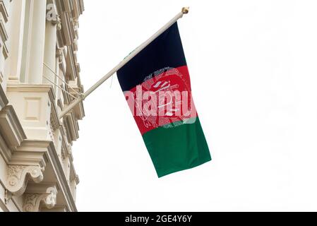 London, Großbritannien. August 2021. Die Flagge Afghanistans auf der Botschaft der Islamischen Republik Afghanistan in London.die Botschaft wird voraussichtlich innerhalb weniger Tage schließen, nachdem die Taliban die Macht ergriffen haben. Kredit: SOPA Images Limited/Alamy Live Nachrichten Stockfoto