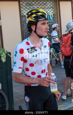 Soissons, Frankreich. August 2021. Mick Van Dijke vom Team der Nederland, gesehen nach der ersten Etappe der Tour de l'Avenir 2021, die 161 zwischen Charleville-Mezieres und Soissons stattfand, 2 km.die Tour de l'Avenir ist ein Radrennen, das vom 13. Bis 22. August stattfindet. 2021 und für Radfahrer unter 23 Jahren reserviert. Sieger der ersten Etappe ist der Norweger Soren Waerenskjold im Sprint. Er behält das gelbe Trikot des Führers, das am Tag vor dem Prolog erworben wurde. Kredit: SOPA Images Limited/Alamy Live Nachrichten Stockfoto