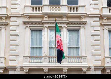 London, Großbritannien. August 2021. Die Flagge Afghanistans auf der Botschaft der Islamischen Republik Afghanistan in London.die Botschaft wird voraussichtlich innerhalb weniger Tage schließen, nachdem die Taliban die Macht ergriffen haben. Kredit: SOPA Images Limited/Alamy Live Nachrichten Stockfoto