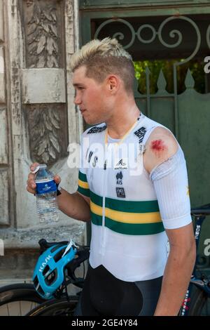 Soissons, Frankreich. August 2021. Sergey Belyakov mit seinem zerrissenen Trikot nach der ersten Etappe der Tour de l'Avenir 2021, die 161 zwischen Charleville-Mezieres und Soissons stattfand, 2 km.die Tour de l'Avenir ist ein Radrennen, das vom 13. Bis 22. August stattfindet. 2021 und für Radfahrer unter 23 Jahren reserviert. Sieger der ersten Etappe ist der Norweger Soren Waerenskjold im Sprint. Er behält das gelbe Trikot des Führers, das am Tag vor dem Prolog erworben wurde. Kredit: SOPA Images Limited/Alamy Live Nachrichten Stockfoto