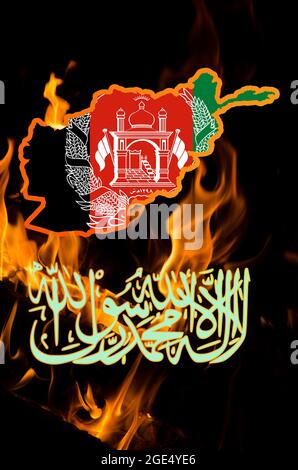 Afghanistan-Flagge, Taliban-Abzeichen und Länderkarte mit brennendem Feuer Hintergrund. Afghanistan-Problemkonzept. Stockfoto