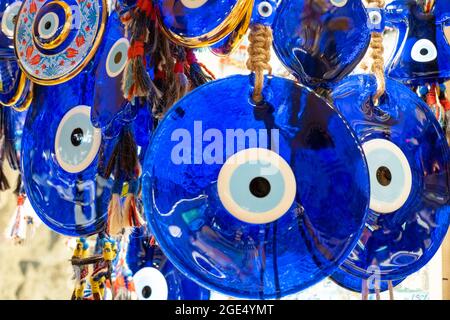 Böse Augenperlen aus der Nähe. Nazar-Perlen. Türkisches Touristen-Souvenir, Istanbul, Türkei Stockfoto