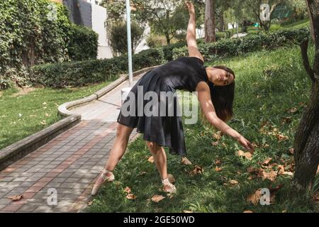 Lateinisches Teenager-Mädchen, das in einem Park ein Ballett-Chambre macht Stockfoto