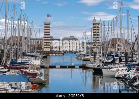 Deauville, Frankreich - 6. August 2021: Das Marina Port and Casino Gebäude in Deauville, Normandie, Frankreich. Stockfoto