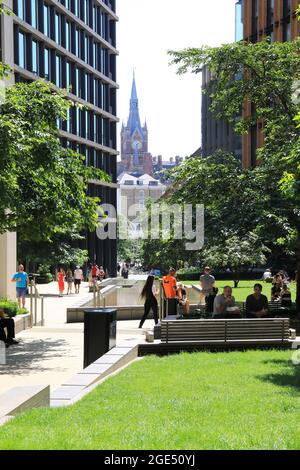 Sommer 2021 auf dem Pancras Square, hinter Kings Cross, als die Arbeiter nach der Pandemie von Covid in Nord-London, Großbritannien, in die Büros zurückkehren Stockfoto