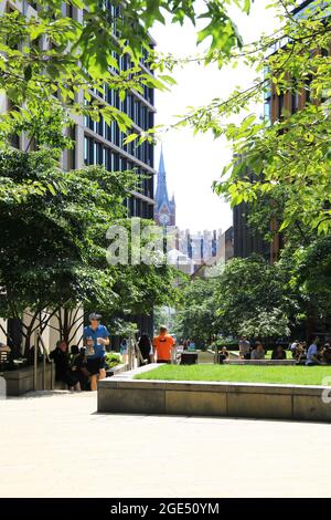 Sommer 2021 auf dem Pancras Square, hinter Kings Cross, als die Arbeiter nach der Pandemie von Covid in Nord-London, Großbritannien, in die Büros zurückkehren Stockfoto