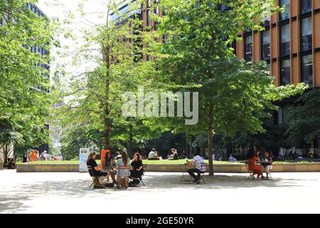 Sommer 2021 auf dem Pancras Square, hinter Kings Cross, als die Arbeiter nach der Pandemie von Covid in Nord-London, Großbritannien, in die Büros zurückkehren Stockfoto