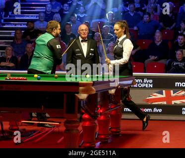 16. August 2021; Morningside Arena, Leicester, England; British Open Snooker Championship; Mark Allan und Reanne Evans starten ihr Spiel ohne Händeschütteln Stockfoto