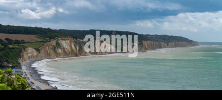 Panoramablick auf die hohen Klippen von Hautot sur Mer in der Normandie, Frankreich Stockfoto