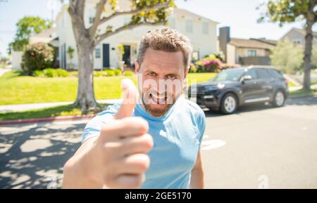 Glücklicher bärtiger Mann, der den Daumen nach oben zeigte, genehmigt Stockfoto