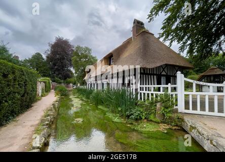 Veules les Roses, Frankreich - 30. Juli 2021: Altes traditionelles Haus der Normandie und der Fluss Veules, der mit 1.194 Kilo der kürzeste Seefluss Frankreichs ist Stockfoto