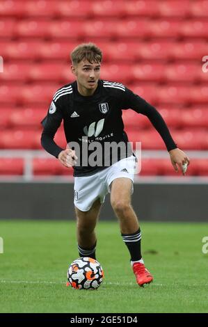 SUNDERLAND, GROSSBRITANNIEN. 16. AUGUST Adrion Pajaziti von Fulham im Einsatz während des PL 2 Division 2-Spiels zwischen Sunderland und Fulham am Montag, den 16. August 2021 im Stadium of Light, Sunderland. (Kredit: Will Matthews | MI News) Kredit: MI News & Sport /Alamy Live News Stockfoto